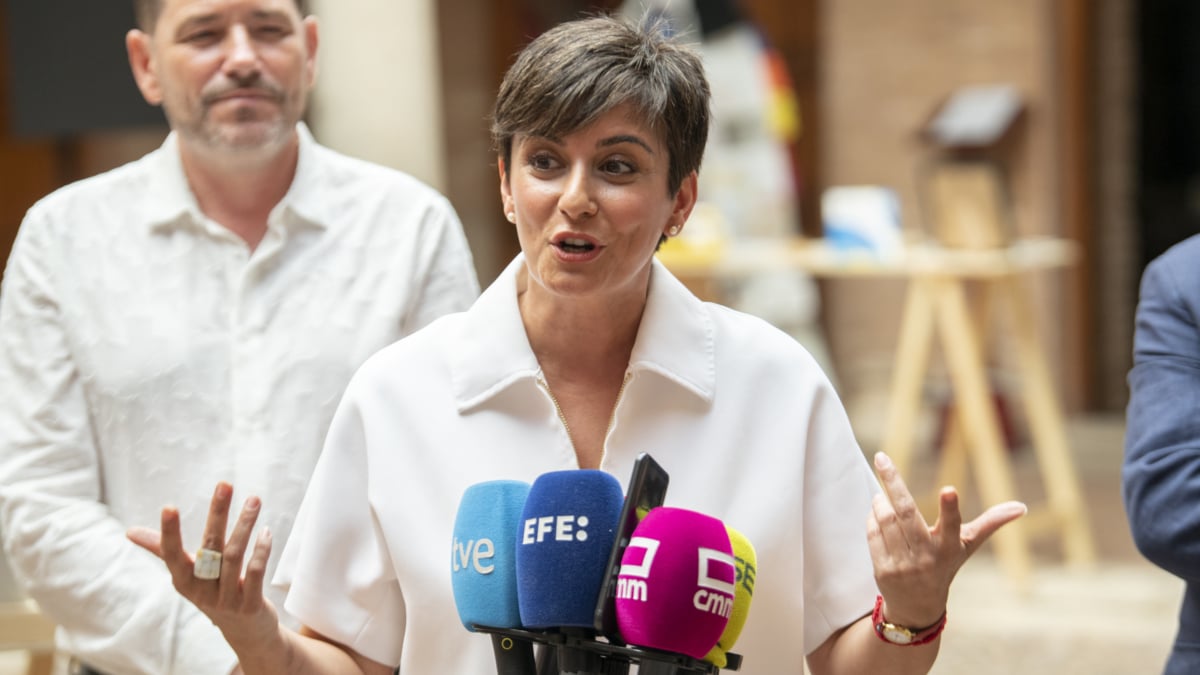 (Foto de ARCHIVO) La ministra de Vivienda y Agenda Urbana, Isabel Rodríguez, atiende a los medios de comunicación durante su visita con motivo del Festival Internacional de Teatro Clásico, a 8 de julio de 2026, en Almagro, Ciudad Real, Castilla-La Mancha (España). El Festival Internacional de Teatro Clásico de Almagro celebra su 49º edición con una amplia variedad de representaciones teatrales y otras actividades. Eusebio García del Castillo / Europa Press 08/7/2026