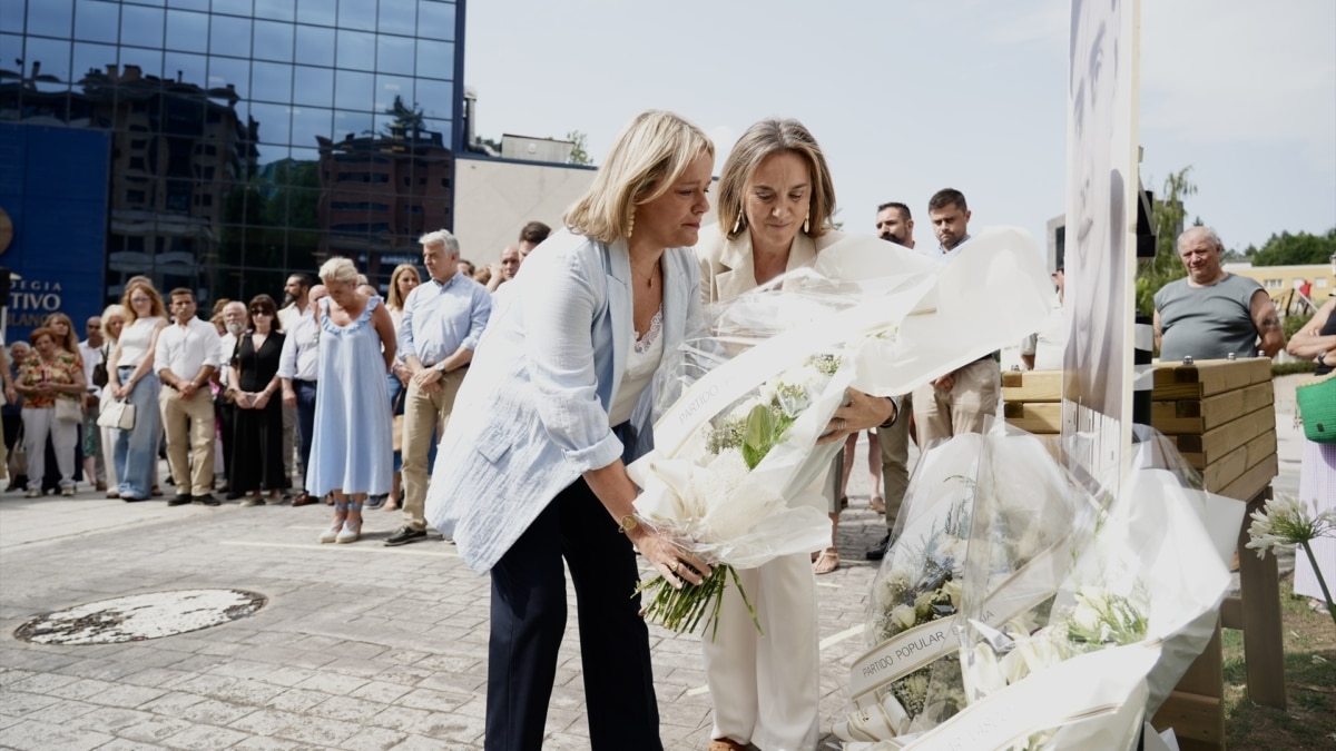 La vicesecretaria de regeneración institucional del Partido Popular, Cuca Gamarra y la hermana del concejal, Mari Mar Blanco, durante el acto del PP vasco por el 29º aniversario del asesinato de Miguel Ángel Blanco, en Ermua, Vizcaya.