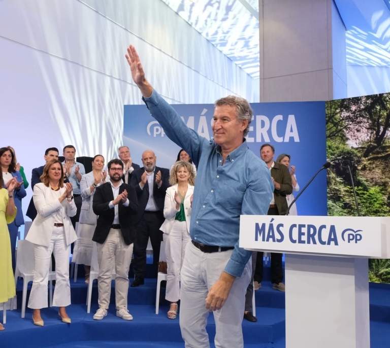 Feijóo pone de ejemplo a Luis de la Fuente y arremete contra los alcaldes que quieren que "pierda España"