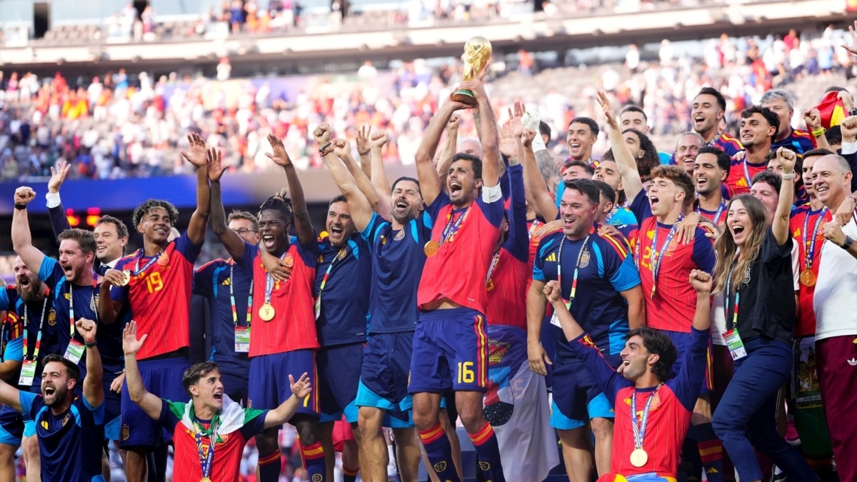 La selección española celebrando su victoria en el Mundial 2026