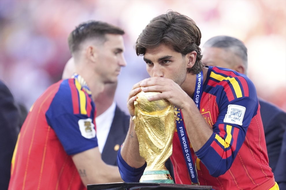 Ferrán Torres con el trofeo de ganador del Mundial 2026