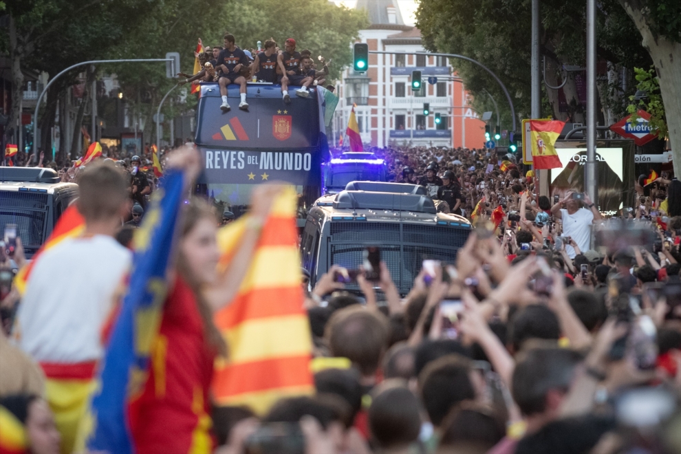 Cientos de personas reciben a los jugadores durante la rúa de celebración de la Selección Española por el triunfo en el Mundial 2026