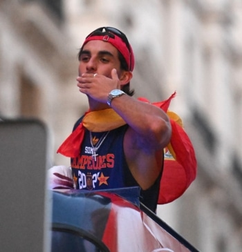 Ferran Torres durante la rúa de celebración