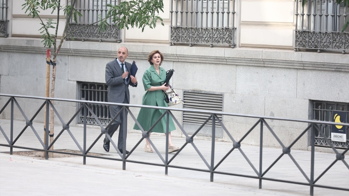 Julio Martínez, junto a asu abogada, camino de la Audiencia Nacional esta mañana.