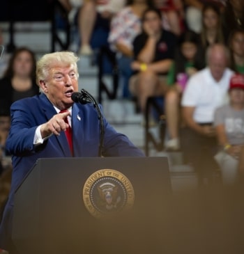 Trump ordena detener los ataques contra Irán para negociar la paz: "Estamos [...]