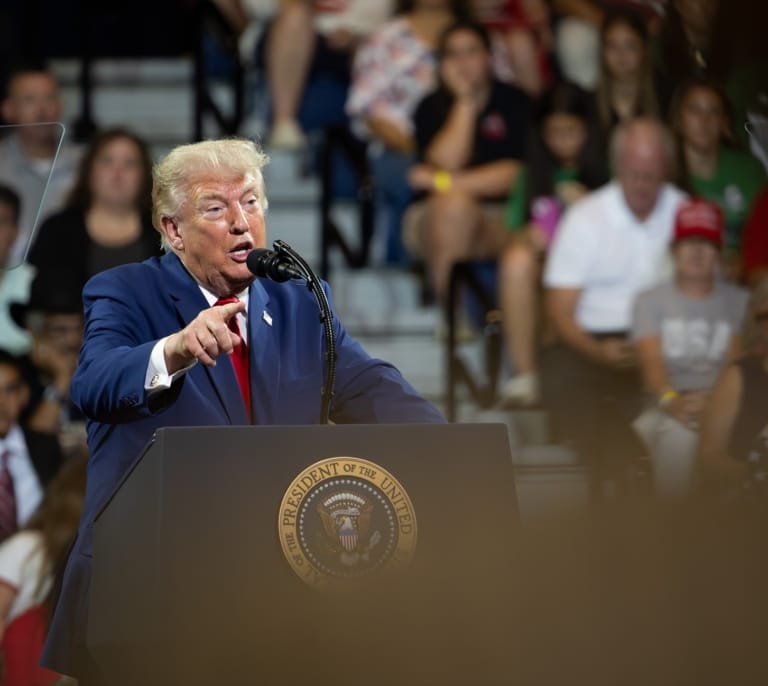 Trump ordena detener los ataques contra Irán para negociar la paz: "Estamos en conversaciones muy profundas"