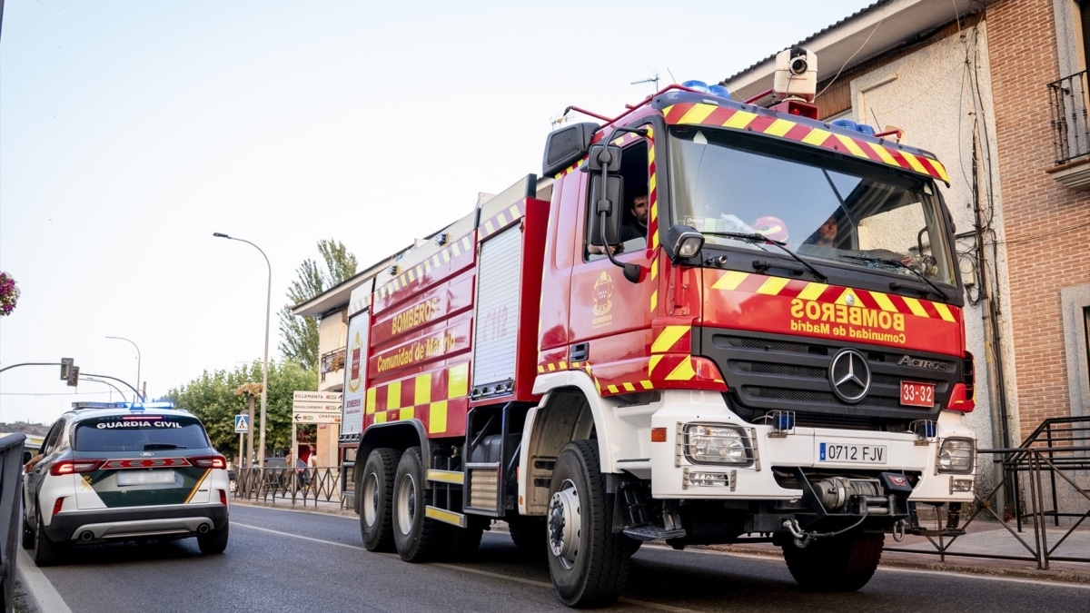 Un camión de bomberos y un coche de la Guardia Civil en Aldea del Fresno