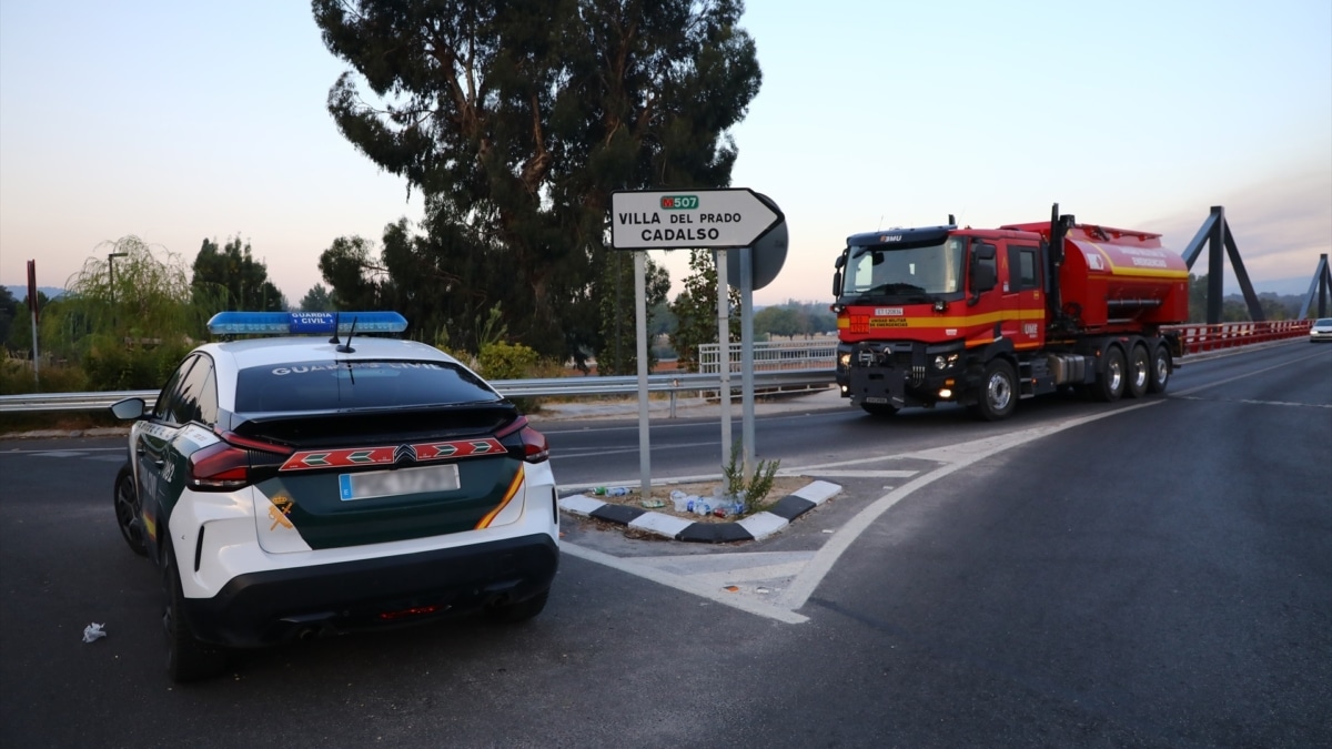 Un coche de la Guardia Civil regula el acceso a Vila del Prado
