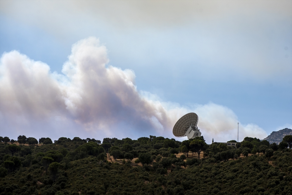 El Complejo de Comunicaciones del Espacio Profundo de la NASA, rodeado por el humo del incendio