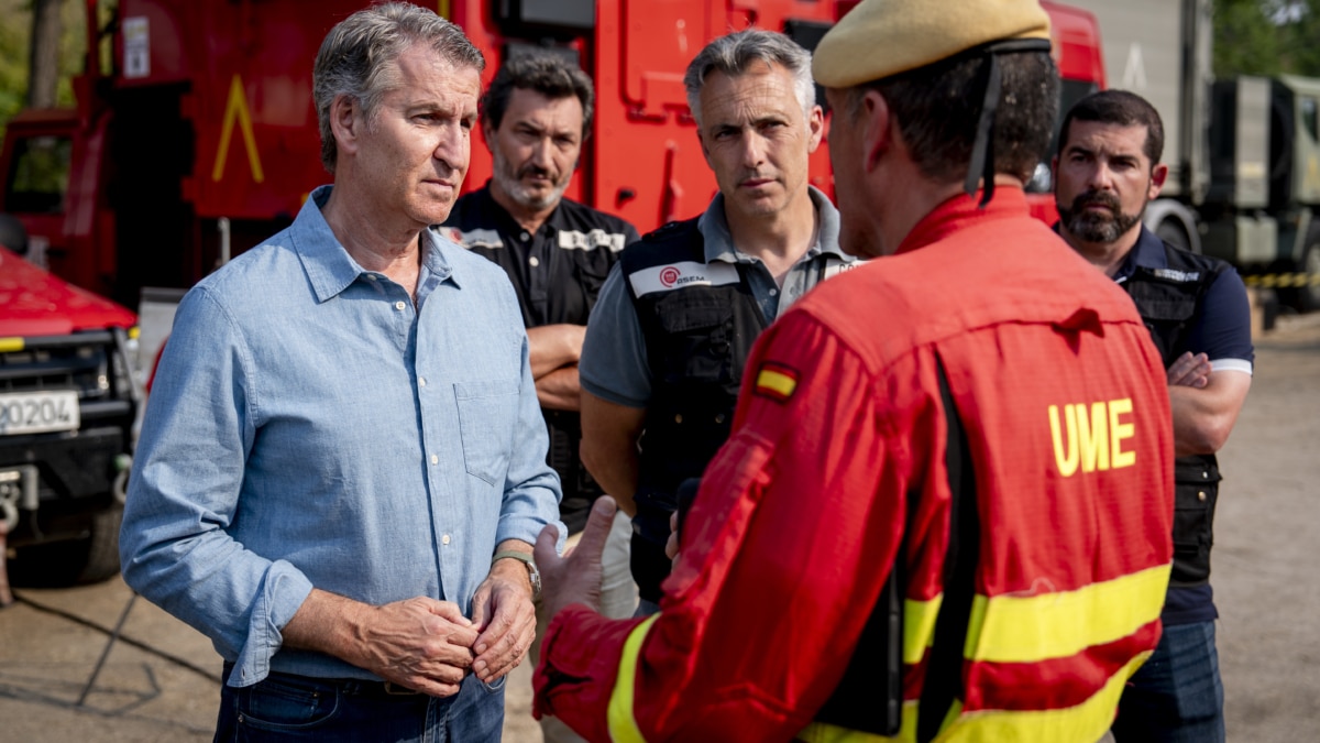 El presidente del Partido Popular, Alberto Nuñez Feijóo, durante su visita al puesto de mando avanzado en Navalcarnero.
