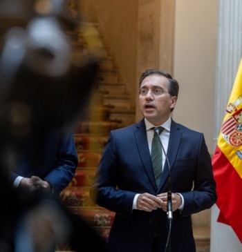 Albares responde al anuncio de Italia: "La integridad del espacio Schengen está [...]