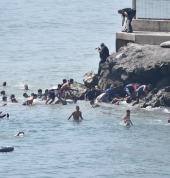 Más de 600 migrantes atendidos en Ceuta tras la entrada masiva, 12 [...]