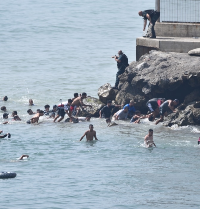 Más de 600 migrantes atendidos en Ceuta tras la entrada masiva, 12 [...]
