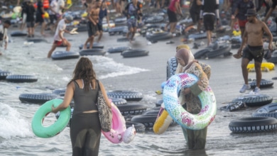 El Gobierno despliega boyas en el agua para poder devolver 'en caliente' a los inmigrantes en Ceuta
