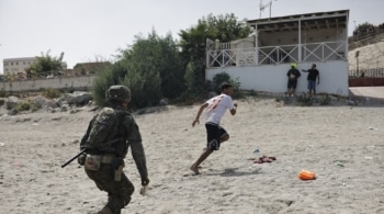 Los militares en Ceuta, sobrepasados y sin autoridad legal para actuar: "Son como agentes de tráfico" 