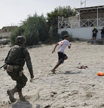Los militares de Ceuta, sobrepasados y sin autoridad legal para actuar: "Son [...]