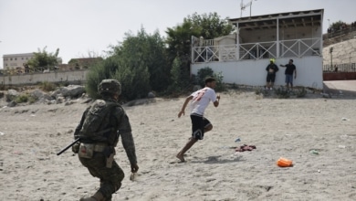 Los militares de Ceuta, sobrepasados y sin autoridad legal para actuar: "Son como agentes de tráfico"