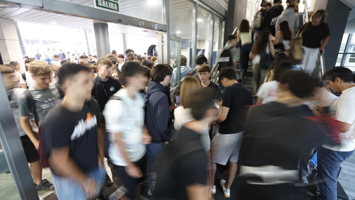 Cientos de jóvenes se disponen a hacer la prueba extraordinaria de la PAU en Bilbao.