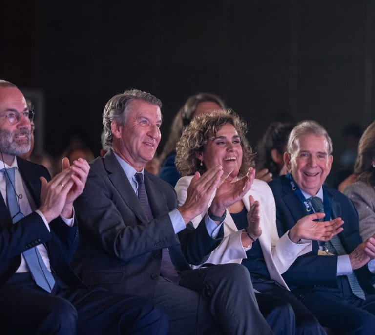 Feijóo califica a Sánchez en un foro con conservadores europeos y latinoamericanos de "presidente autoritario"