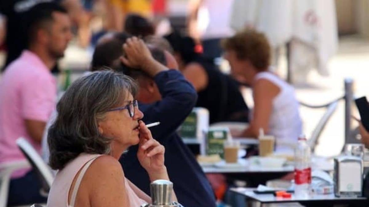 Hacienda dispara la recaudación por el tabaco hasta los 7.300 millones mientras el Gobierno amplía los espacios sin humo