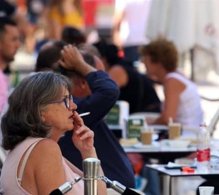 Hacienda dispara la recaudación por el tabaco hasta los 7.300 millones mientras el Gobierno amplía los espacios sin humo
