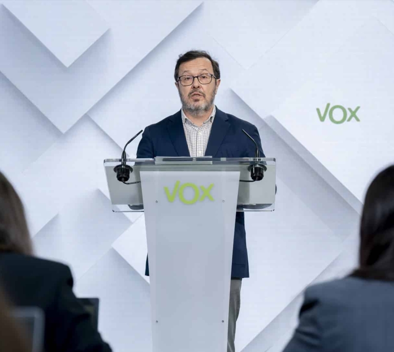Vox pide a Feijóo centrarse en Sánchez, "no meterse en jardines" como el de las bajas laborales y "estar más preparado" si les copia en inmigración