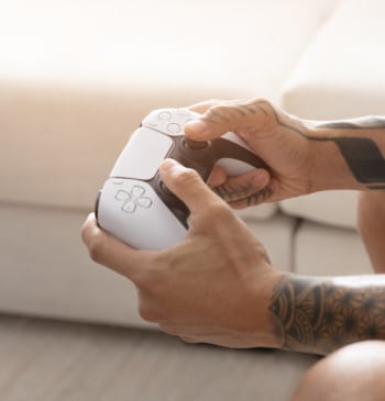 Hombre jugando a la PlayStation 5