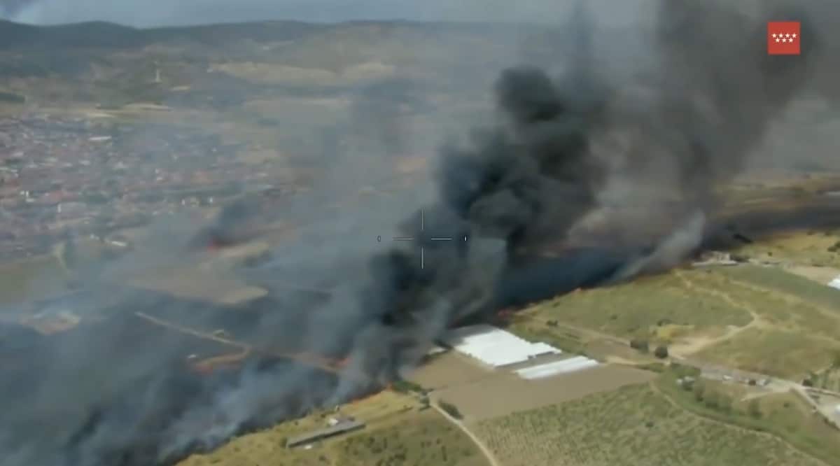 Un vehículo en llamas provoca un incendio forestal en San Martín de Valdeiglesias
