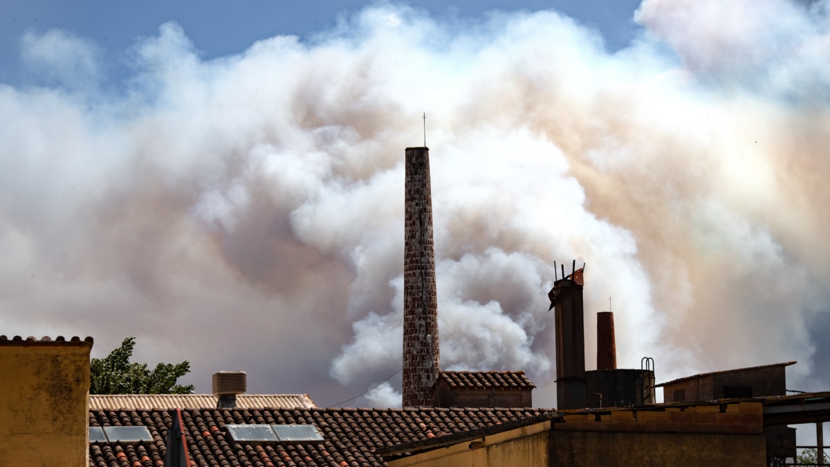 Illa ordena el cierre preventivo de Les Gavarres ante el avance del incendio de La Bisbal d’Empordà