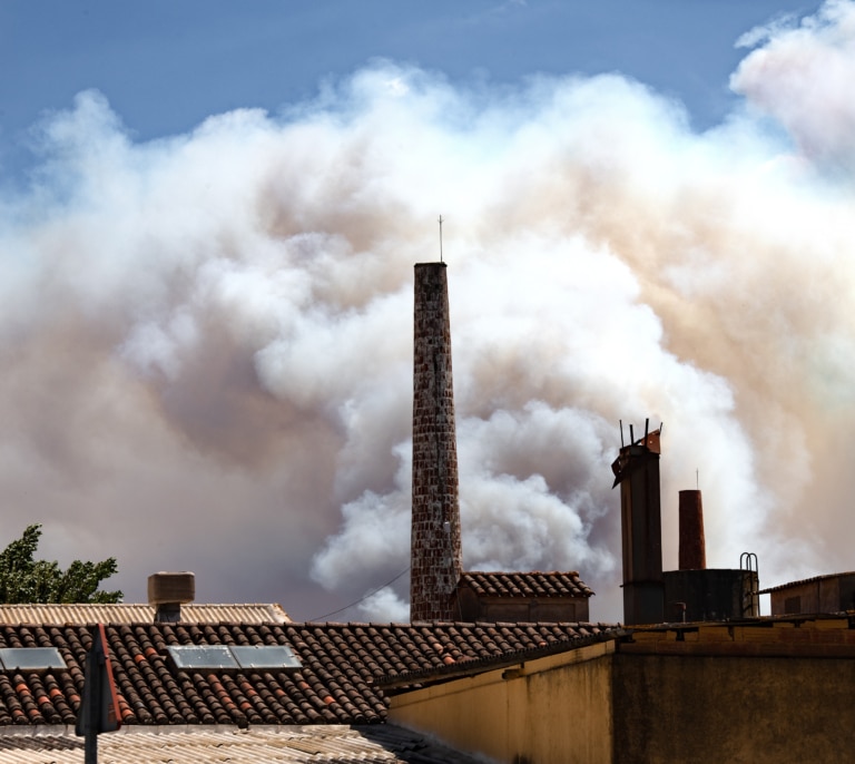 Illa ordena el cierre preventivo de Les Gavarres ante el avance del incendio de La Bisbal d'Empordà