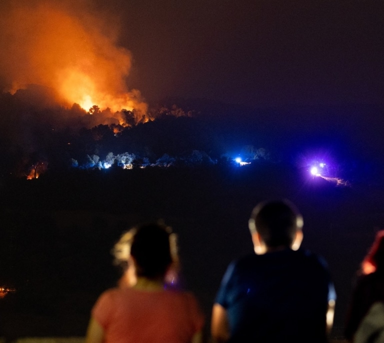 Emergencias Madrid avisa de que el viento dificultará hoy la extinción del incendio