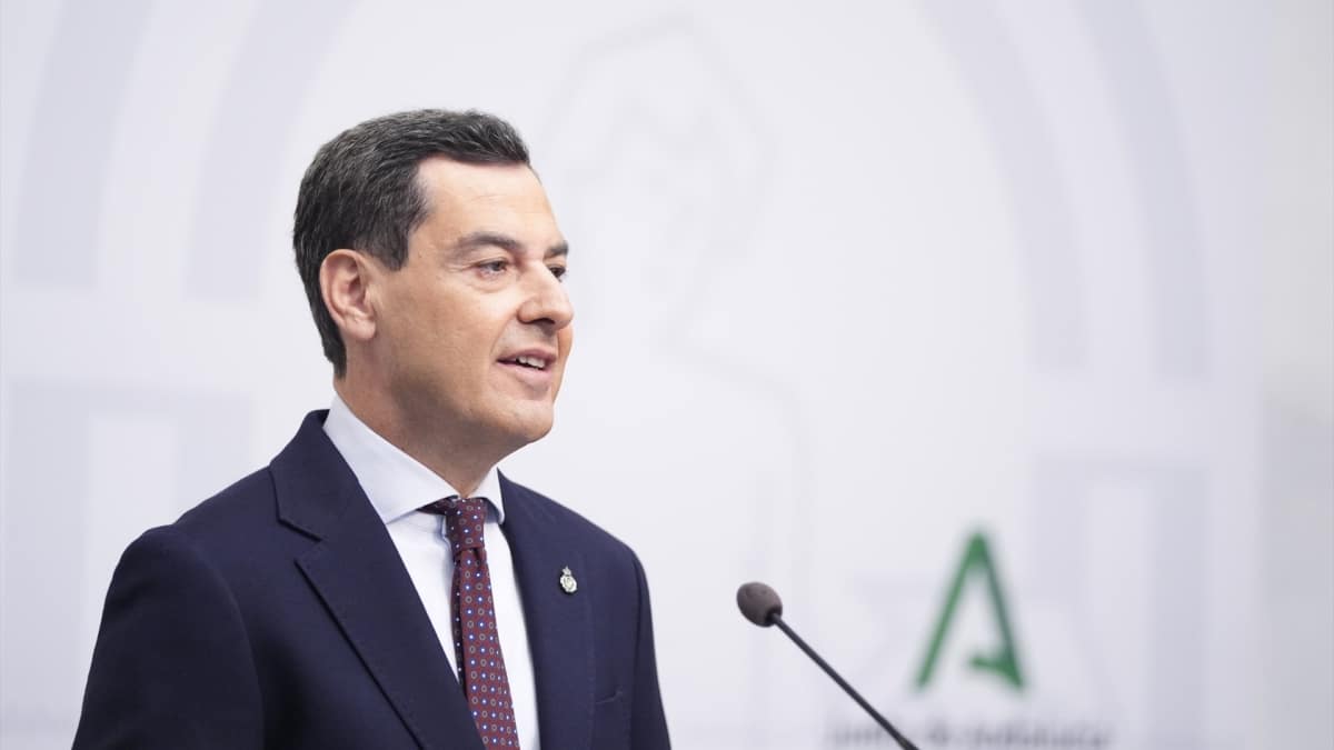 El presidente de la Junta de Andalucía, Juanma Moreno, durante la presentación de su nuevo gobierno de coalición con Vox, en el Palacio de San Telmo el 9 de julio
