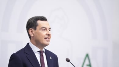 La fórmula con la que Juanma Moreno aspira a "desdibujar" Vox dentro de su Gobierno