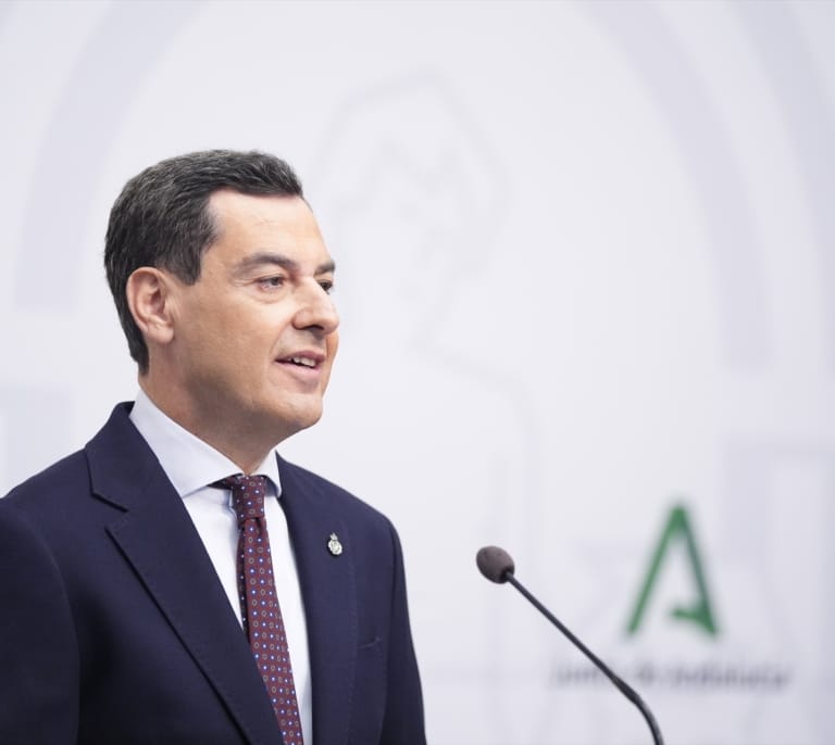 La fórmula con la que Juanma Moreno aspira a "desdibujar" Vox dentro de su Gobierno