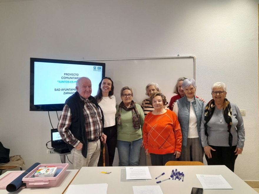 Personas usuarias del Servicio de Ayuda a Domicilio de Zaragoza participantes en la primera sesión del proyecto Juntos es mejor y Sofía Mangas (segunda por la izquierda), psicóloga y coordinadora de esta iniciativa.