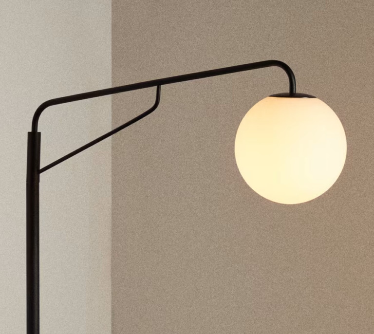 Esta lámpara de cristal glaseado de Kave Home le da un toque acogedor a cualquier rincón de casa