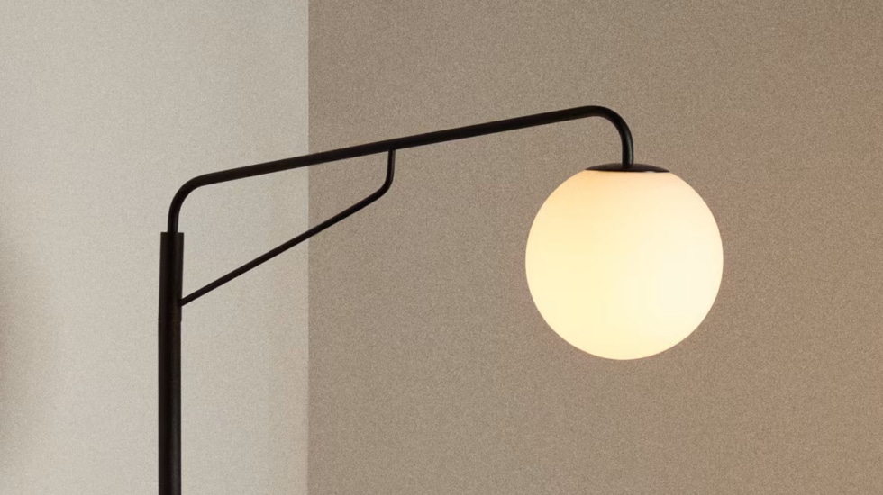 Esta lámpara de cristal glaseado de Kave Home le da un toque acogedor a cualquier rincón de casa
