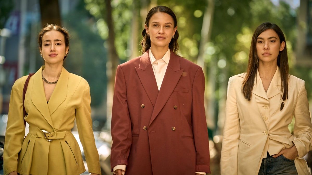 'La vida Barcelona' podría convertirse en la nueva 'Emily en París' con su directora original y un reparto internacional que reúne a actores como Holly Mae Brood, Priscilla Delgado y Martiño Rivas