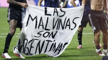 Los jugadores argentinos reclaman las Malvinas tras vencer a Inglaterra mientras Milei pide "no vincular" el triunfo deportivo con política