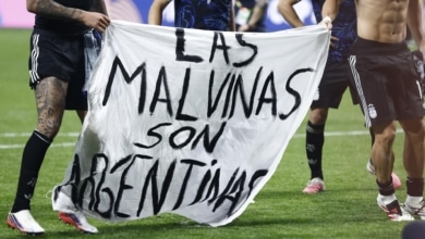 Los jugadores argentinos reclaman las Malvinas tras vencer a Inglaterra mientras Milei pide "no vincular" el triunfo deportivo con política