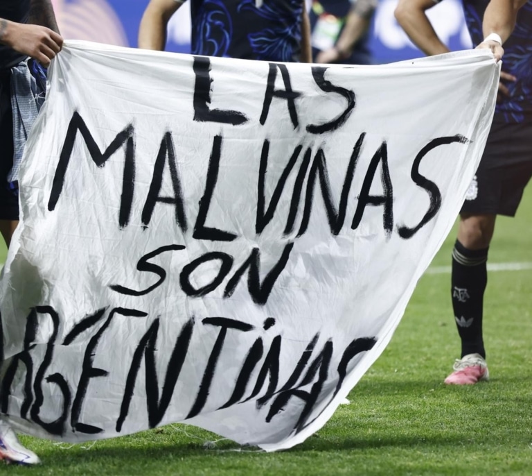 Los jugadores argentinos reclaman las Malvinas tras vencer a Inglaterra mientras Milei pide "no vincular" el triunfo deportivo con política