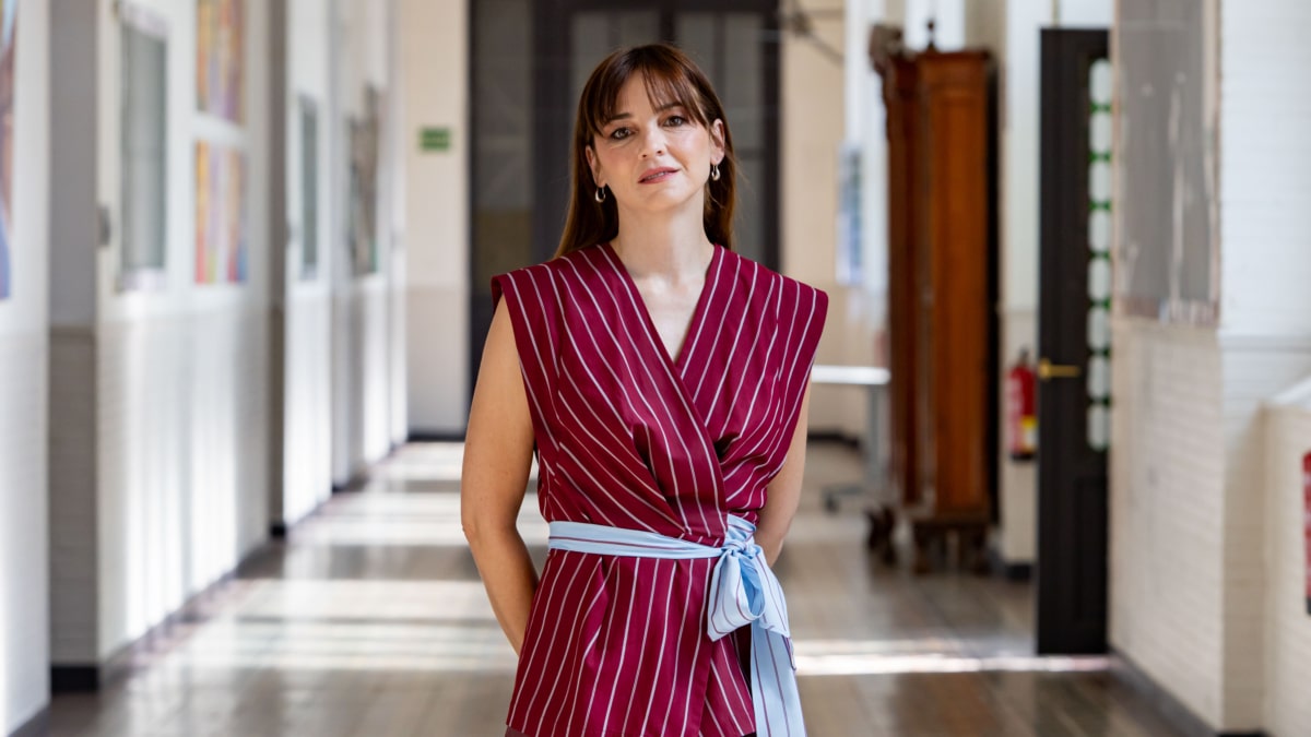 La actriz Leonor Watling protagoniza la miniserie de Telecinco 'Cabeza alta': "Si te equivocas en un ámbito íntimo, ¿qué consecuencias tiene para la vida pública?"