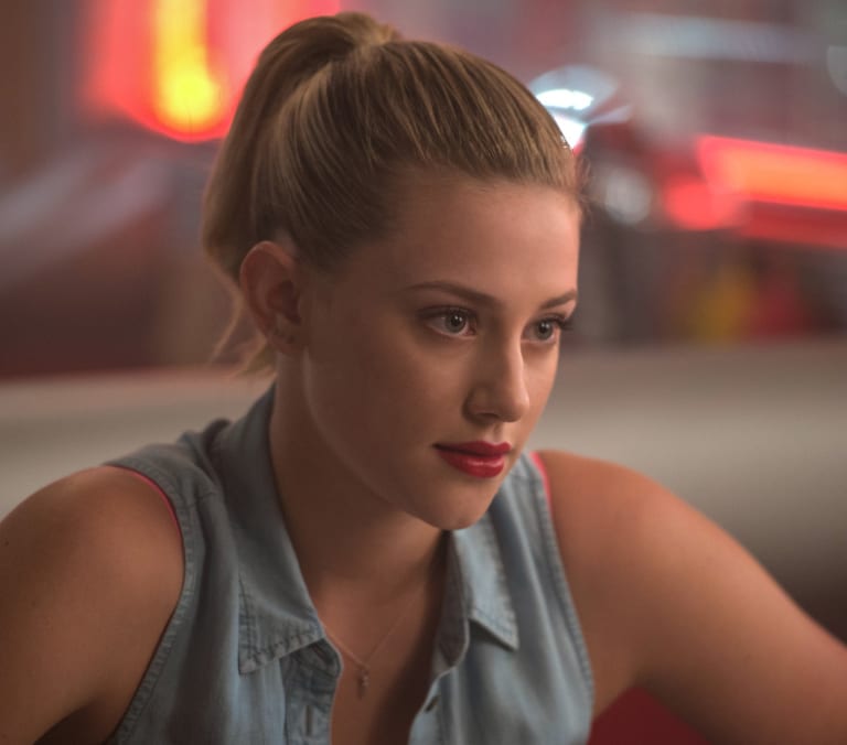 El regreso de Lili Reinhart: del bajón mediático tras 'Riverdale' al fenómeno de 'La hipótesis del amor'