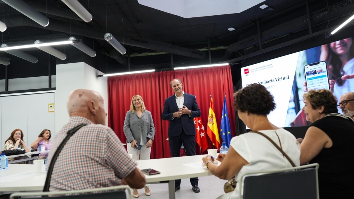 La Comunidad de Madrid reúne a usuarios mayores de 65 años para evaluar y mejorar la Tarjeta Sanitaria Virtual