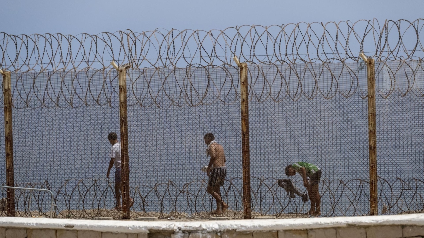 Jóvenes por la frontera de Bab Sebta, cerca de Fnideq, en Marruecos.