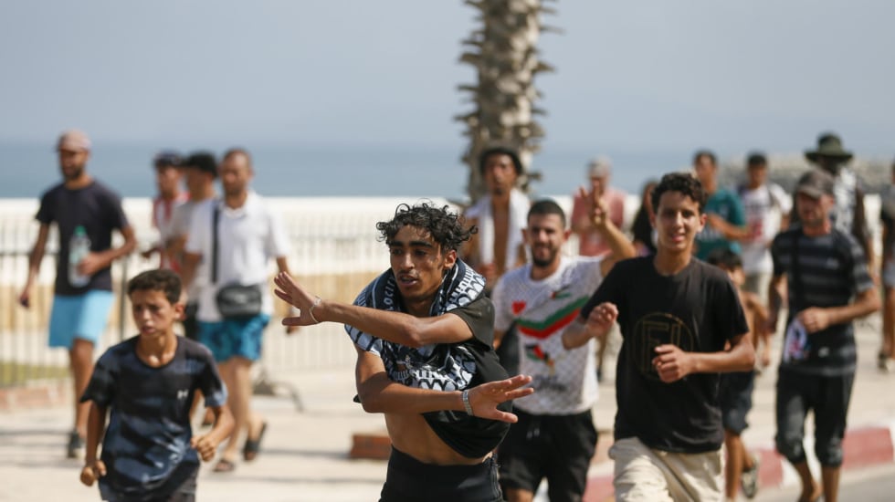 "Guerra híbrida" de Marruecos contra España: por qué llegan miles a Ceuta ahora