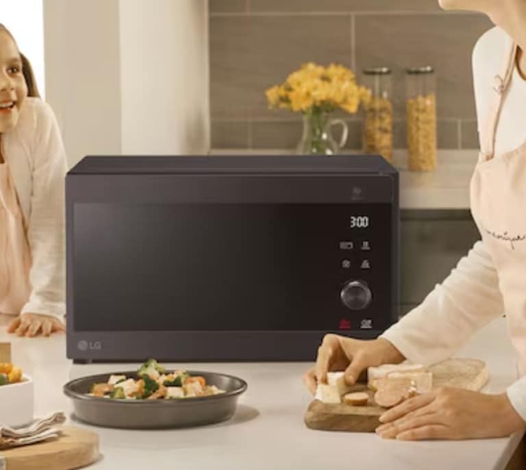 LG rebaja uno de sus microondas más completos: ¡Cocina más rápido y gasta menos!