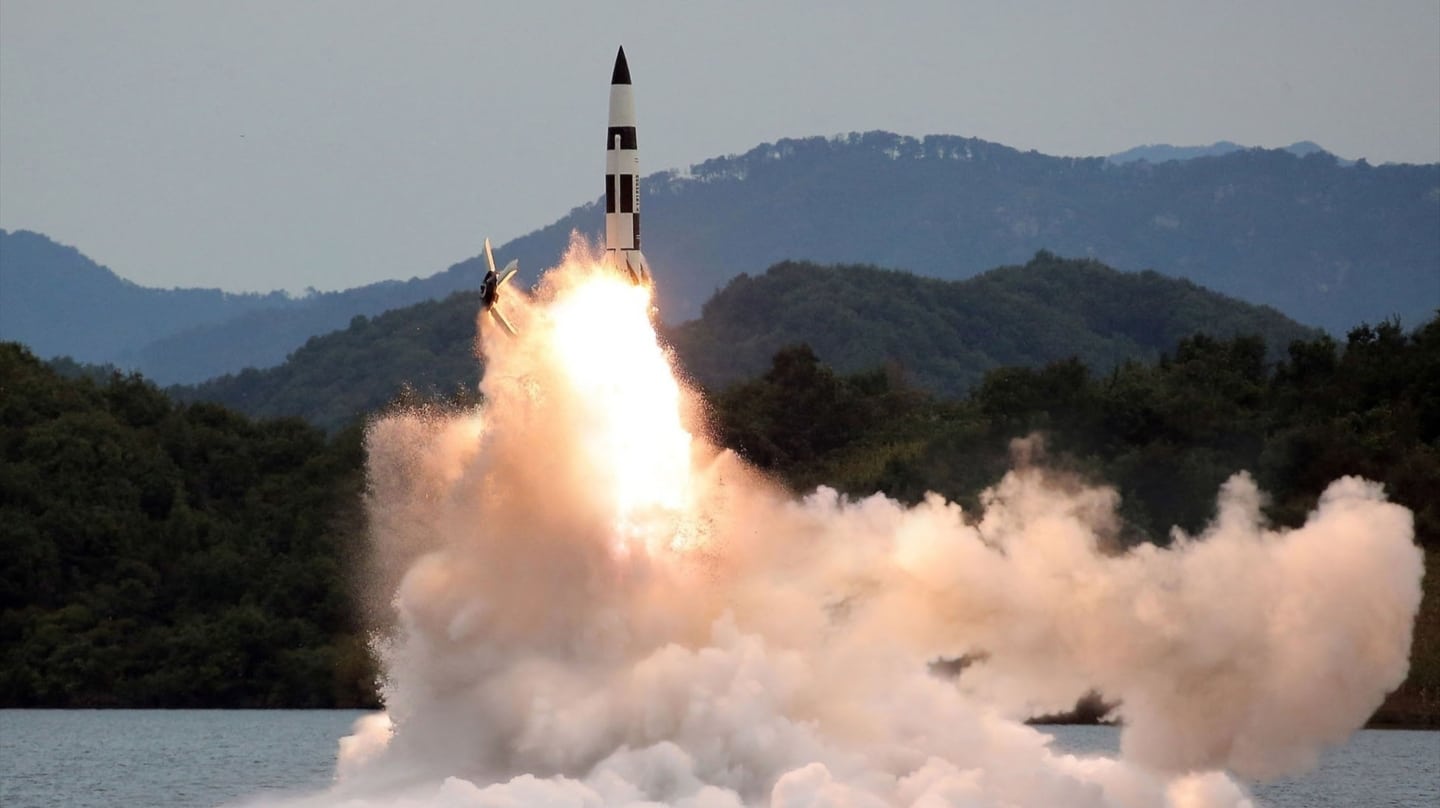 Ensayo norcoreano de un misil balístico con capacidad nuclear.
