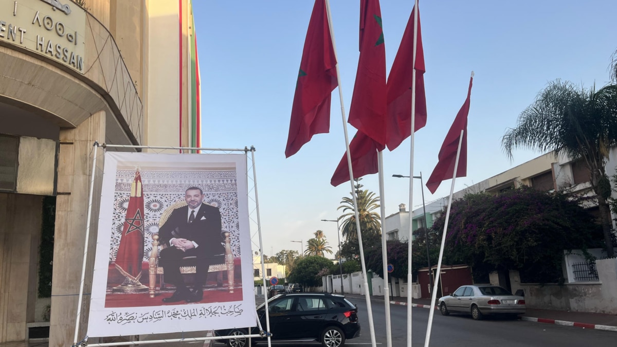 Un retrato de Mohamed VI en las calles de Rabat, antes del discurso del Trono.