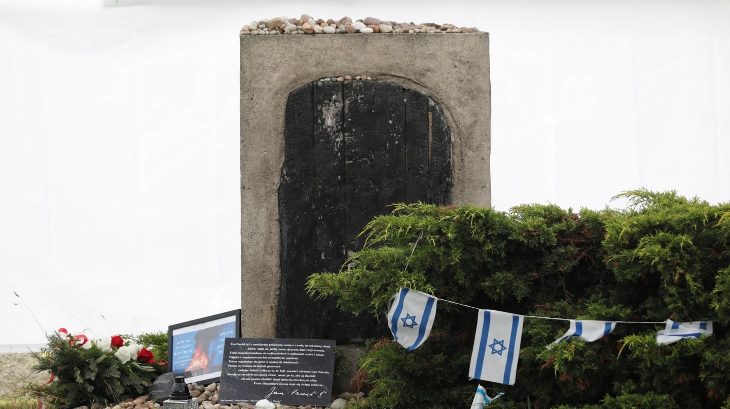 Monumento en memoria de los judíos asesinados durante la masacre de Jedwabne, en Polonia.